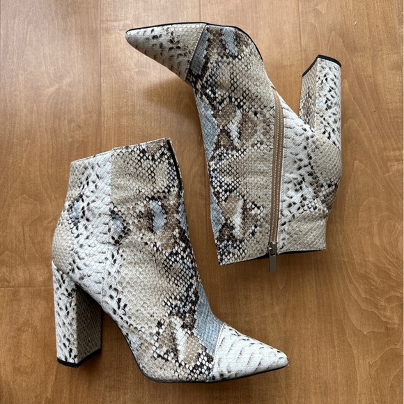 Qupid Snakeskin Heeled Pointed Toe Ankle Booties, Size 10 - Picture 3 of 14